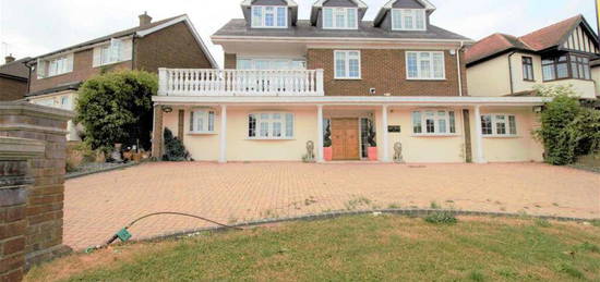 6 bedroom detached house