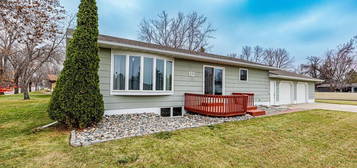 112 3rd Ave SE, Gwinner, ND 58040