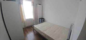 Flat to rent in Pinner Road, Harrow HA1