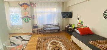 ÇARŞI MERKEZİ KONUMDA DÜKKAN ÜZERİ 2.KAT SATILIK 2+1 DAİRE