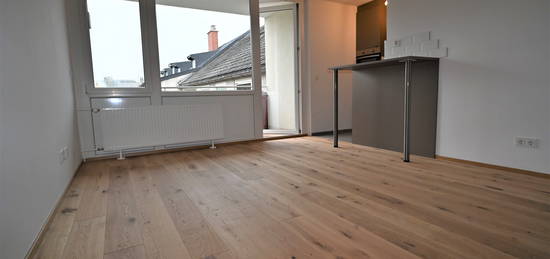 ITZLING I Komplett möblierte Design-Garconniere mit sonnigem Balkon nahe Techno-Z/Bahnhof