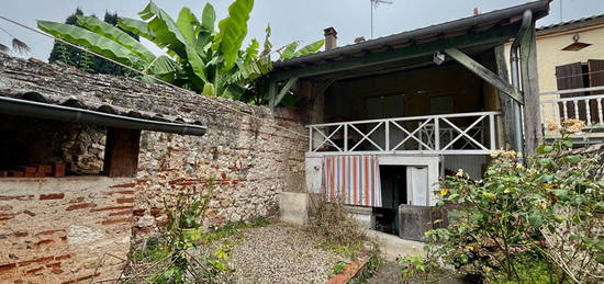 Maison de ville au coeur de Castelmoron-sur-Lot avec terrasse et jardin de 141m2 le tout sur une parcelle de 185m2. Venez découvrir cette belle maison en pierre dans une rue calme du village composée de deux très belles chambres de 30m2 et 21m2. La maison