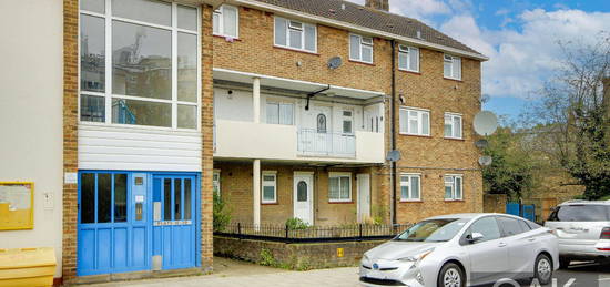 Flat for sale in Penshurst Road, London N17