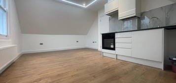 Duplex to rent in Scarborough, London N4