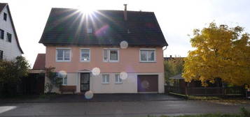 Freistehendes Einfamilienhaus mit Garage, Carport und Garten