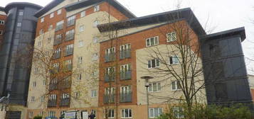 Flat to rent in Aspects Court, Slough SL1