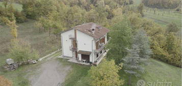 CASA SINGOLA CON DUE APPARTAMENTI - CANOSSA