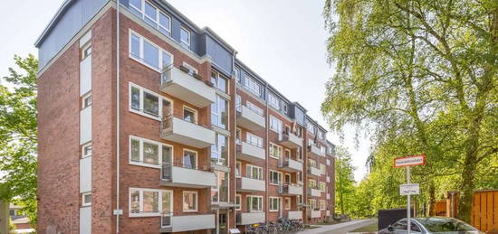 Sanierte 2-Zimmer-Wohnung mit EBK und Balkon in Winterhude