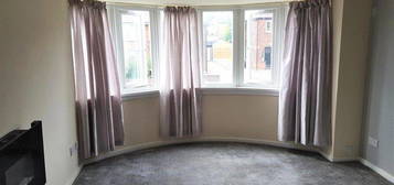 Flat to rent in Carr Manor Road, Leeds LS17