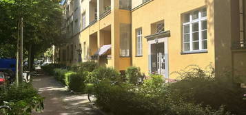 Furnished Apartment in Alt-Treptow, for singles or couples only. The rental is limited to 1 year.