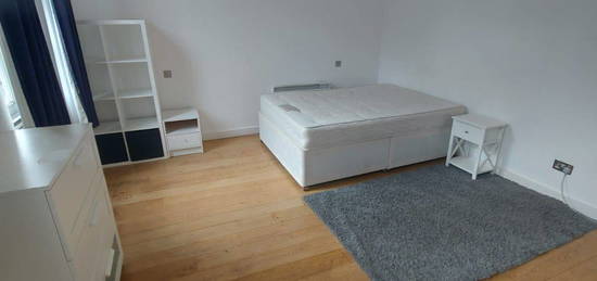 Maisonette to rent in Mile End Road, London E3