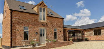 2 bedroom link detached house for sale