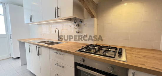 Apartamento T2 com logradouro de 33m2 em Alcântara