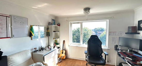 Maisonette to rent in Stuart Crescent, London N22