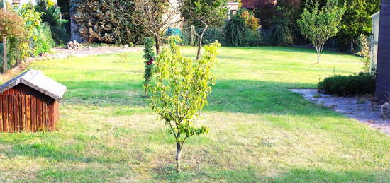 Ruhig gelegene Doppelhaushälfte mit 7 Zimmern, Wintergarten, großzügigem Grundstück und Garage