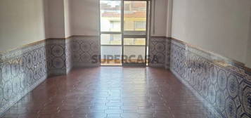 Apartamento T1 no centro do Cacém