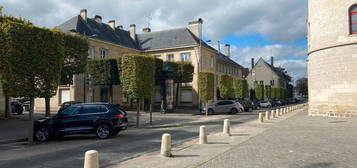 F3 -- Rez de chaussée au pied de la Cathédrale avec Parking