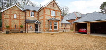 5 bedroom detached house