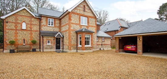 5 bedroom detached house