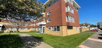 Flat to rent in College Gardens, Worthing BN11