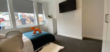 Room to rent in West Wycombe Road, High Wycombe HP12