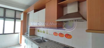 Apartamento T4 no Centro de Alverca (ALV219)