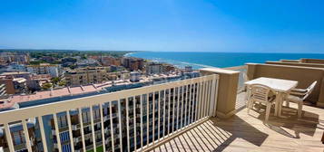 Nettuno tricamere fronte mare balconato