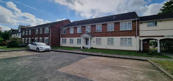 Flat to rent in Abbottsmede Close, Twickenham TW1