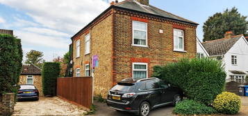 Flat to rent in Slough Road, Datchet SL3