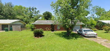 2405 Woolmarket St, Gulfport, MS 39503