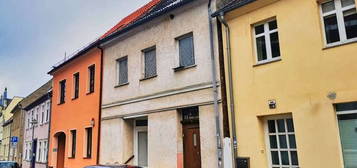 Dr. Lehner Immobilien NB -
Schnäppchen-Ausbauhaus mitten in gepflegter Altstadt