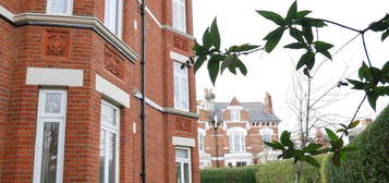 Flat to rent in Glenshaw Mansions, Priory Road, West Hampstead NW6