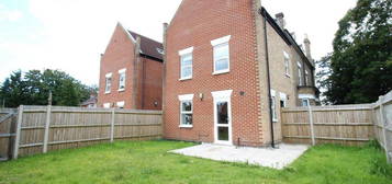 3 bedroom semi-detached house to rent