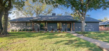 1124 Woodland West Dr, Woodway, TX 76712