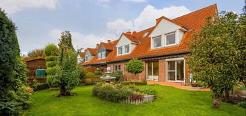 Attraktives Reihenendhaus mit ausgebautem Dachgeschoss, Kamin und großzügigem Garten