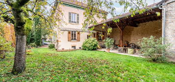 Maison de maître avec jardin et dépendance au coeur de Villefranche Sur Saône