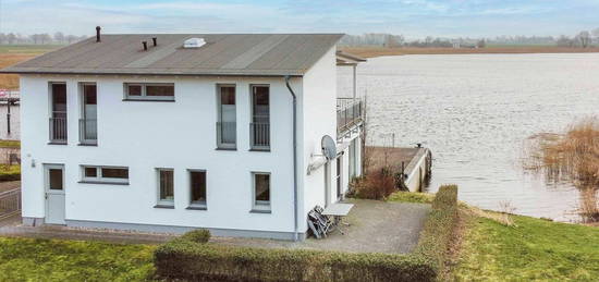 Dichter am Wasser wäre IM Wasser: Ferienhaus mit 2 Einheiten und direktem Wasserblick am Hafen