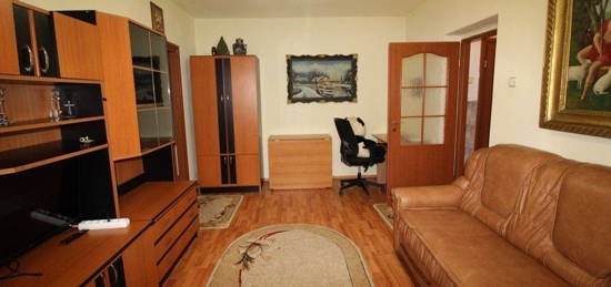 Vând apartament 2 camere în Hunedoara zona Micro2-Str.Munteniei parter