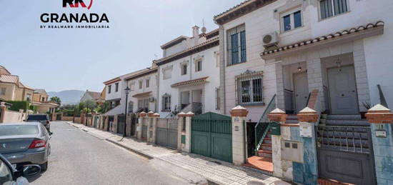 Chalet adosado en venta en calle los Albercones, 12