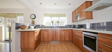 5 bedroom detached house to rent