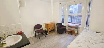 Studio to rent in Pell Street, Reading RG1