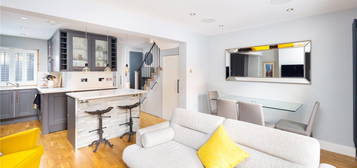 Flat to rent in John Pritchard House, Buxton Street, London E1