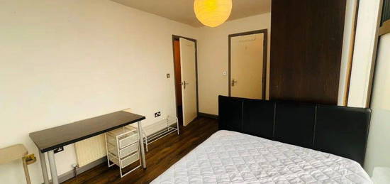 Room to rent in Raven Row, London E1