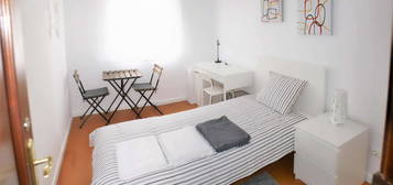 Cosy room in 5-bedroom apartment in Estrela, Lisbon - Room 4 - 168658