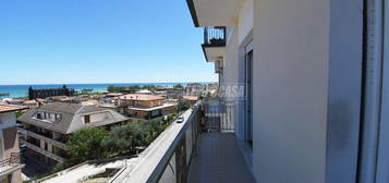 APPARTAMENTO IN CENTRO CON 3 CAMERE E VISTA MARE !