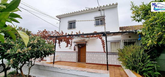 Casa adosada en venta en Alcaucín