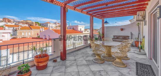 Espaçoso Apartamento T4 duplex com um amplo terraço com vista sob a cidade histórica de Silves, localizado no centro, perto de todos os serviços, restaurantes, supermercados.