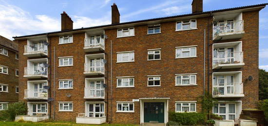 Flat to rent in Lodge Lane, New Addington, Croydon CR0