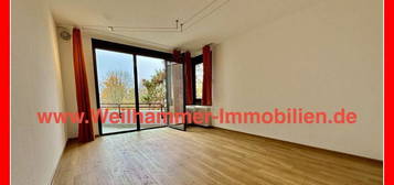 Sonniger Balkon mit heller Wohnung