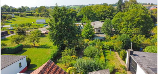 Liebenswertes Einfamilienhaus mit großzügigem Grundstück in Lauter